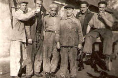 A-gepmuhely-dolgozoi-reggeli-utan-Nagy-Gyula-Harczos-Istvan-Balogh-Istvan-id.-Palla-Ferenc-Csuhaj-Laszlo-Nagy-Jozsef-kb.1965