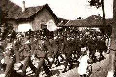 Csendorok-es-mogottuk-a-leventek-vonulnak-1940-es-evek