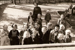 Egercsehi-ovodasok-Szucs-Elvira-ovonovel-kb.-1957
