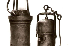 Jobbrol-Davy-tipusu-biztonsagi-lampa-mellette-karbidpampa