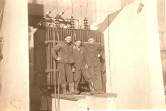 Kulteri-trafnszformator-elott-Szabo-Gyorgy-Okros-Imre-es-meg-valaki