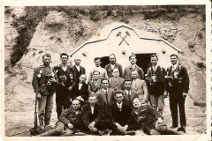 Lipot-akna-gegaknaja-elott-banyamentok-csoportja-1927