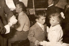 Tancolo-gyerekek-Hodai-Pal-es-Nagy-Zsuzsi-mellette-Fischer-Attila-zenesz-1962